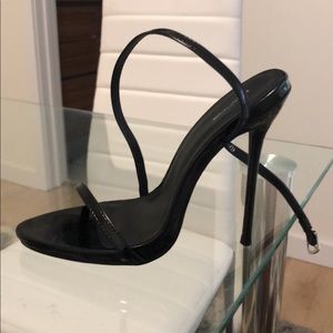 Strap sandal heel